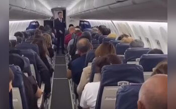 Бортпроводник поздравил маму с днём рождения прямо в небе (ВИДЕО)