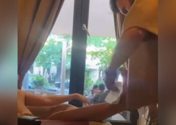 “Нормально делай”: девушка в Алматы заставила официанта вытирать ей ноги