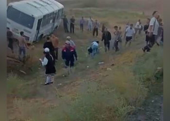 Легковушка врезалась в автобус с детьми на юге Казахстана: погиб человек
