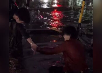 Дождь в Алматы: люди спасали друг друга возле опасной лужи