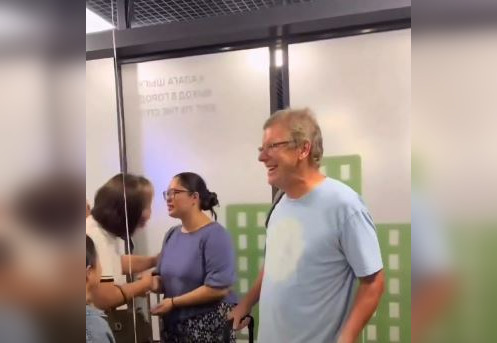 «Дочь считали умершей»: девушка из США спустя 25 лет нашла родителей в Казахстане