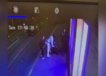 В Алматы два подростка на самокате врезались в коляску с младенцем (ВИДЕО)