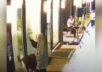 В Шымкенте женщина пыталась сломать новый туалет на Арбате