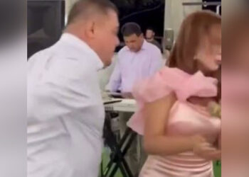 Мужчина избил певицу прямо на сцене (ВИДЕО)