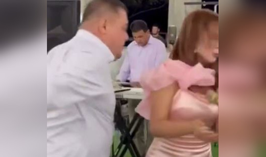 Мужчина избил певицу прямо на сцене (ВИДЕО)