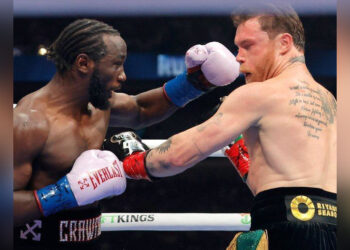 Кроуфорд разгромил Альвареса и установил новый исторический рекорд