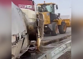 В Мангистау перевернулся грузовик с нефтепродуктами