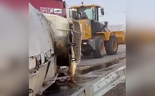 В Мангистау перевернулся грузовик с нефтепродуктами