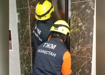 Девять человек оказались в плену у лифта в Астане (ВИДЕО)