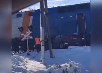 Volkswagen столкнулся с тепловозом в Костанае (ВИДЕО)