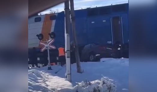 Volkswagen столкнулся с тепловозом в Костанае (ВИДЕО)