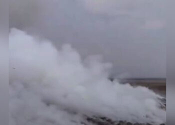 Алматинцам советуют сидеть дома из-за пожара на полигоне