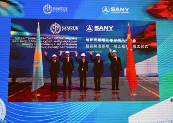 Токаев в онлайн-режиме открыл завод по выпуску компонентов для ветроэнергетики