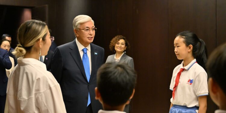 В Китае дети показали уровень знания казахского языка Токаеву (ВИДЕО)