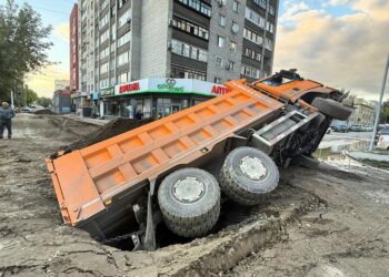 Грузовик устал или обиделся? 15-тонная машина провалилась под землю в Семее (ВИДЕО)