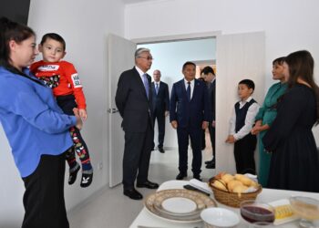 Новоселье с участием президента прошло у семьи в Кокшетау (ВИДЕО)