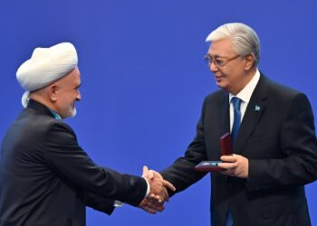 Токаев наградил участников Съезда лидеров мировых и традиционных религий