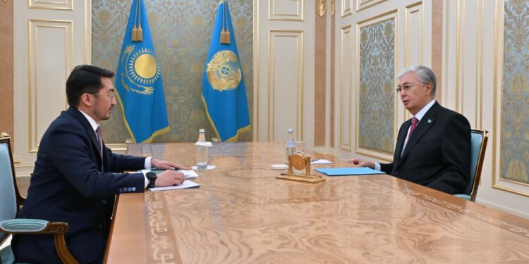 Токаев поручил министру Мадиеву внедрить ИИ в ключевые отрасли экономики