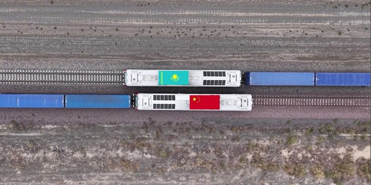 Токаев запустил вторую линию железной дороги Достык – Мойынты (ВИДЕО)