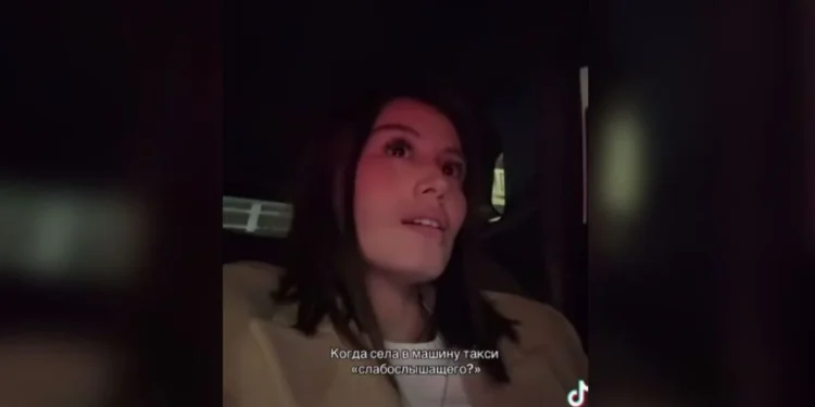 Видео со слабослышащим таксистом: блогершу доставили в полицию