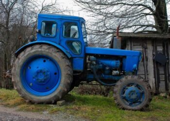 Синий трактор в Астане: пьяный мужчина угнал спецтехнику и оставил её в центре города