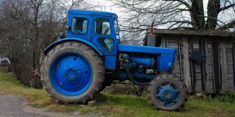 Синий трактор в Астане: пьяный мужчина угнал спецтехнику и оставил её в центре города