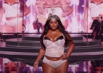 Дизайнеры Victoria’s Secret вдохновились казахским саукеле? (ВИДЕО)