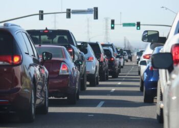 Народный регулировщик: парень помогал на дороге, но получил штраф (ВИДЕО)