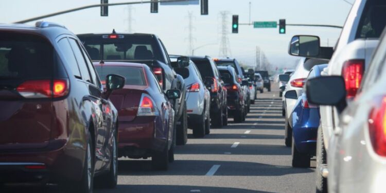 Народный регулировщик: парень помогал на дороге, но получил штраф (ВИДЕО)