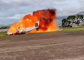 Самолёт упал во время взлёта в Венесуэле: погибли люди (ВИДЕО)