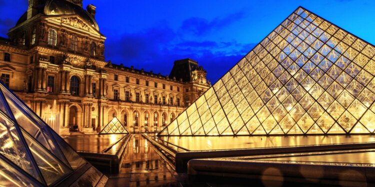 Ограбление Лувра: драгоценности “всплыли” в России