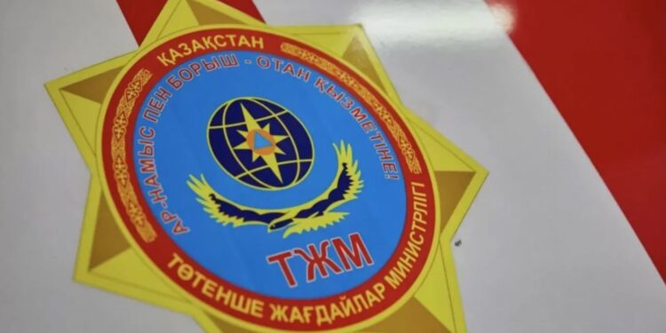 Спасатели вытащили мальчика, застрявшего в иле на берегу Чагана (ВИДЕО)