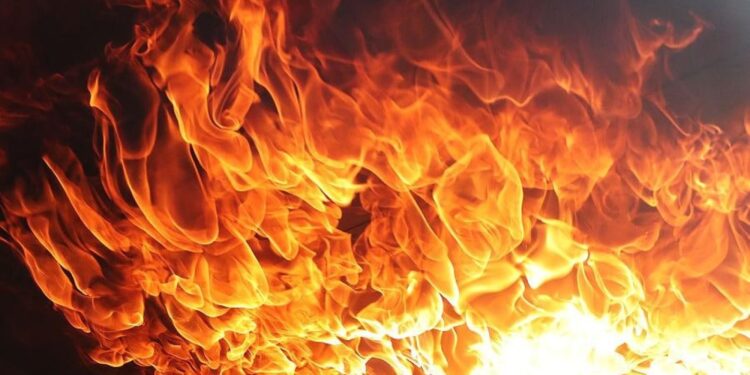 Если бы я приехал на 5 минут раньше, он бы выжил: депутат вытащил мужчину из огня в Караганде