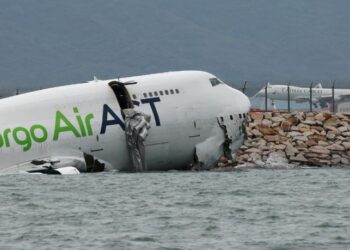 Катастрофа в Гонконге: Boeing 747 рухнул в море после столкновения (ВИДЕО)