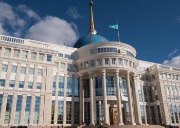 Токаев наградил ряд казахстанцев в преддверии Дня Республики