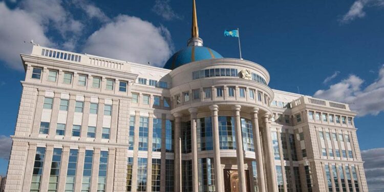 Токаев наградил ряд казахстанцев в преддверии Дня Республики