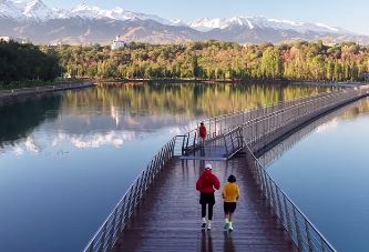 На Сайране открыли понтонный мост — теперь гулять можно прямо по воде (ВИДЕО)