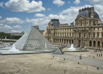 Ограбление Лувра: в Сети появилось видео с грабителями