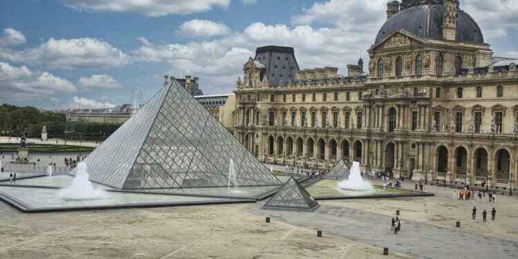 Ограбление Лувра: в Сети появилось видео с грабителями