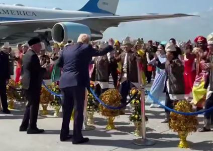 Трамп станцевал с артистами по прибытии в Малайзию (ВИДЕО)
