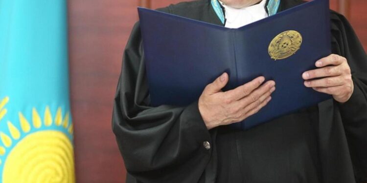 Кринжовый суд в Астане закончился: блогеру придётся заплатить за торт и извиниться (ВИДЕО)