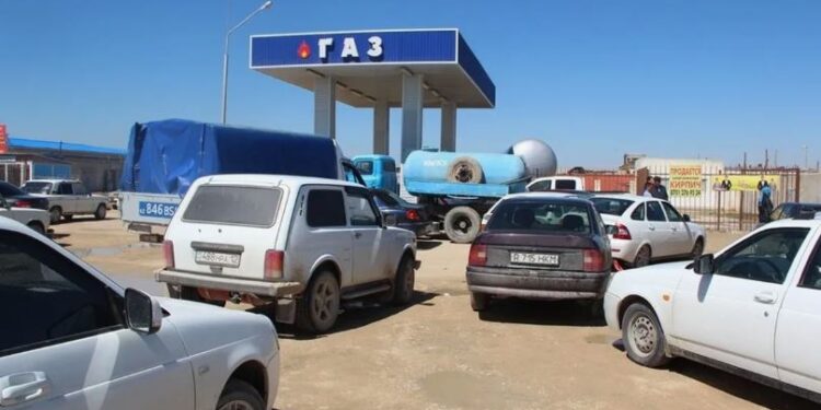 Почему на автозаправках в Мангистау образовались очереди?