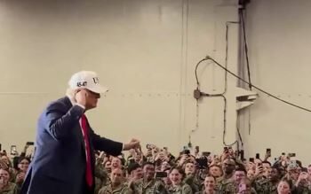 Трамп зажигает в Японии: теперь он станцевал перед военными (ВИДЕО)