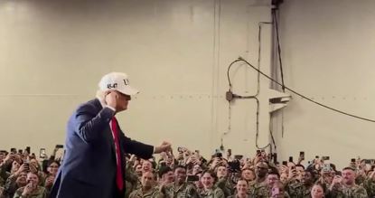 Трамп зажигает в Японии: теперь он станцевал перед военными (ВИДЕО)