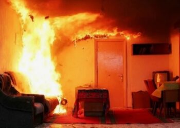 Настоящие герои: как патрульные спасли троих детей из горящей квартиры (ВИДЕО)