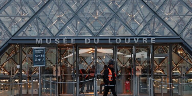 Ограбление Лувра: двое подозреваемых частично признали вину