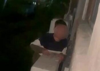 Актауский “человек-паук” ночью переполошил жильцов многоэтажки (ВИДЕО)