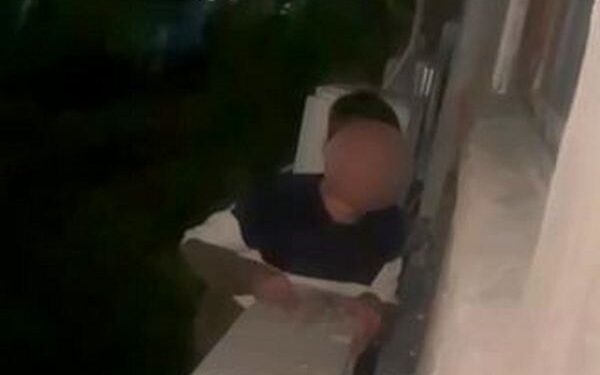 Актауский “человек-паук” ночью переполошил жильцов многоэтажки (ВИДЕО)