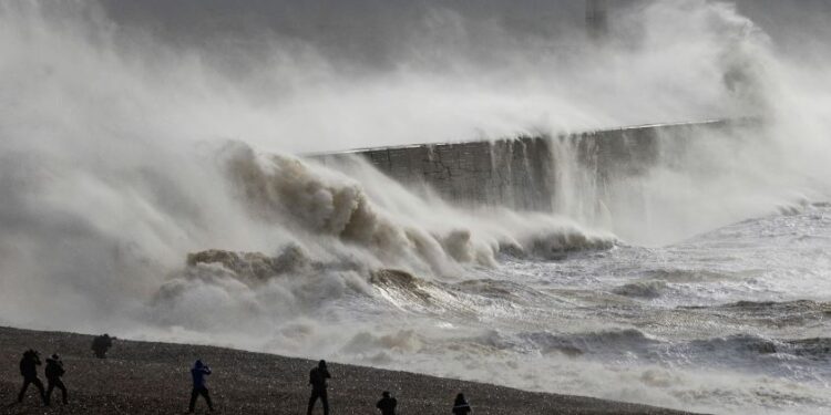 Гигантская волна смыла туристов на пляже в Исландии