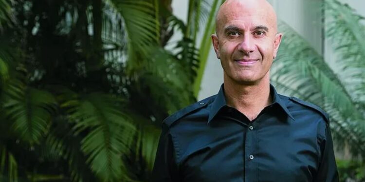 Робин Шарма выступил на бизнес-форуме в Алматы